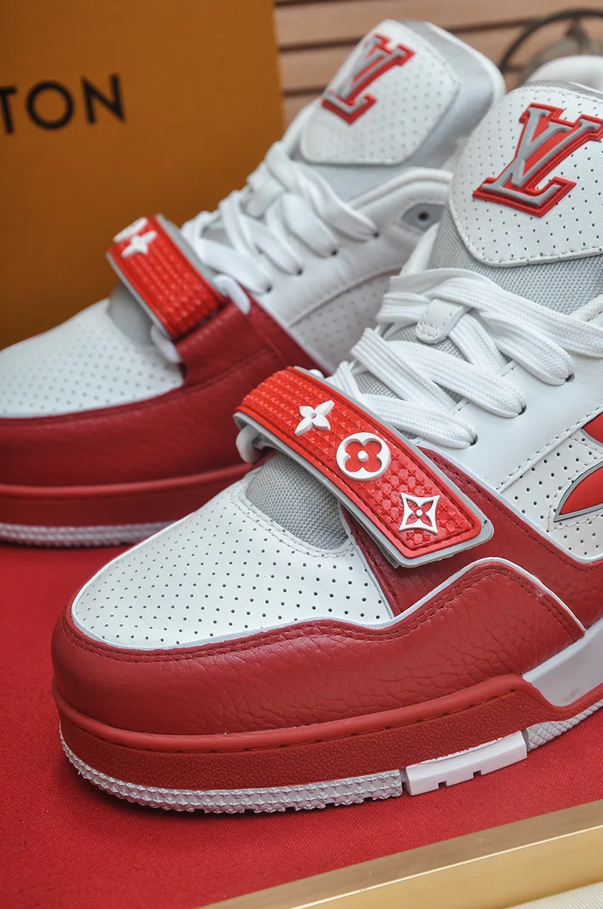 Men's shoes 💰660💶Original development, quality shipping, welcome to compare - LV sneaker series LV Trainer Maxi sneakers introduce the loose silhouette of the ready-to-wear series into the LV Trainer sneaker design written by Virgil Abloh, making an eye-catching appearance in the spring and summer men's wear shows. The cow leather upper is combined with rough fabric laces, and colorful beading highlights the brand's classic elements. LV letters mark the tongue and Monogram floral outsole. Mixed materials Made of first-layer cowhide, wrapped in imported custom-printed denim, thick shoelace design, large Monogram print on the side, "lv 54" badges on the tongue and heel, rubber outsole decorated with Monogram flowers, mesh lining and cotton feet, the comfort is as extreme as ever, premium heritage, quality first, worth owning! Size: Women's 35-39 (customized at 40, non-refundable) Men's 39-45 (customized at 38.46, non-refundable) ♡Full set of packaging with original gift box